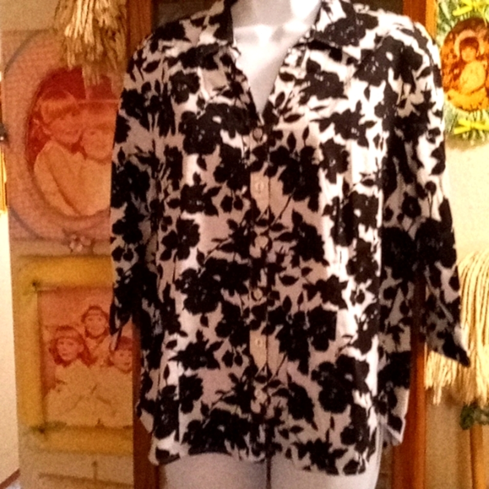 Black & White, Floral, Button Down, Blouse, with 3/4 Button Cuff Sleeves🖤🤍🖤